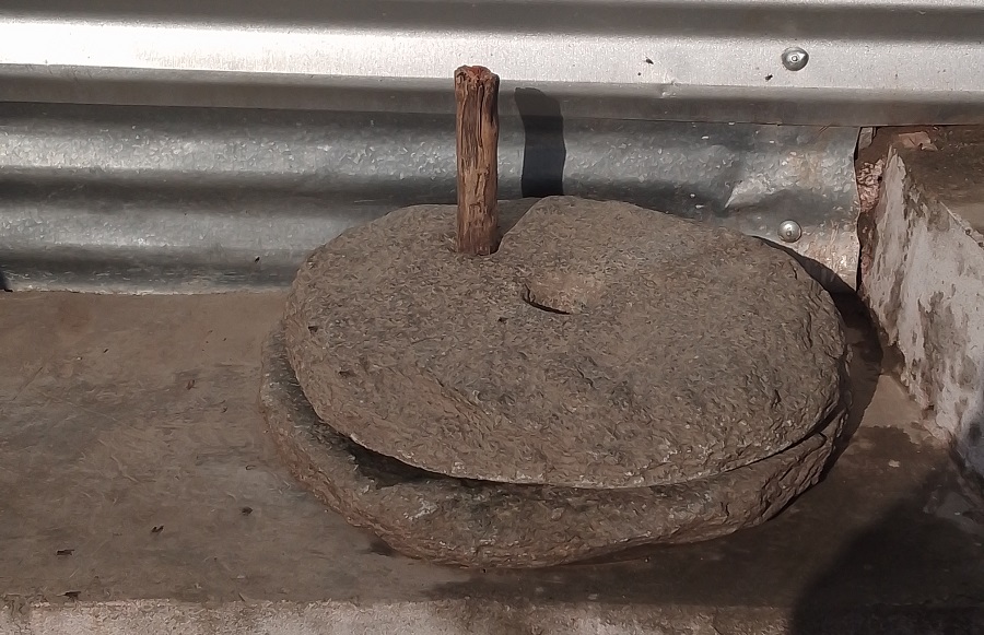 बाजुरामा लोप हुँदै परम्परागत ढुङ्गाको जाँतो