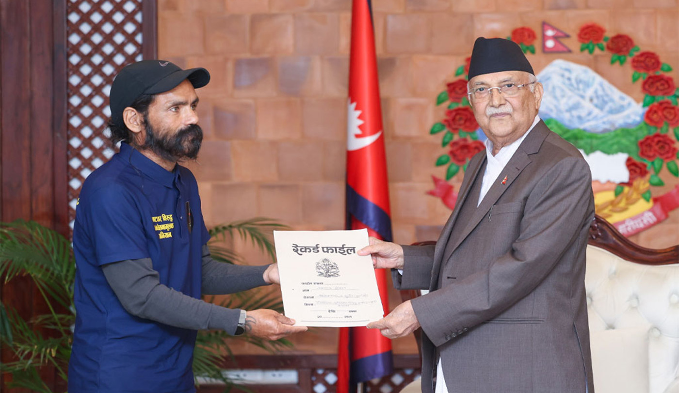 सुर्खेतबाट खाली खुट्टा हिँडेर काठमाडौँसम्मको यात्रा पूरा गरेका अभियानकर्मी नवराजले भेटे प्रधानमन्त्री ओली