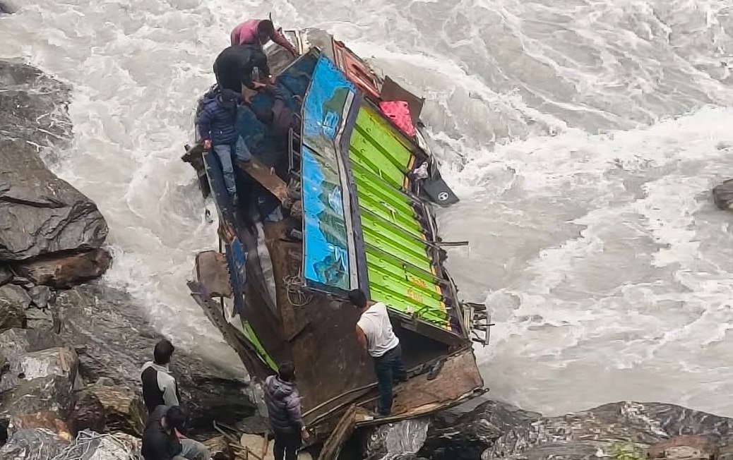मनाङको खोत्रोमा ट्रक दुर्घटना, दुई जना घाइते